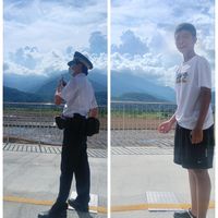 可能是 2 個人、火車和文字的圖像