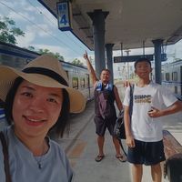 可能是 3 個人、帽子、火車和文字的圖像