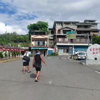 可能是 2 個人、街道、道路和文字的圖像