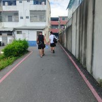 可能是 2 個人、雲和街道的圖像