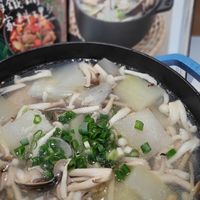 可能是拉麵、香菇和文字的圖像