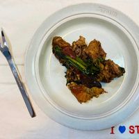 可能是肉排、燉小牛膝和羊肚蕈菇的圖像