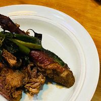 可能是燉小牛膝和肉排的圖像