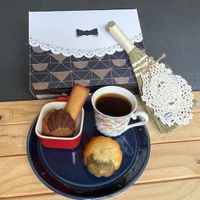 可能是咖啡杯、麵包棒和燕麥餅乾的圖像
