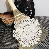 可能是蕾絲、餐巾環和花邊的圖像