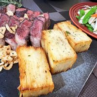 可能是肉排和豆腐的圖像