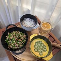 可能是豆腐、粥、北非小米飯和顯示的文字是「 STLUL SAUIS SAAUS SYAUD STAUD TAUB EAYIS CALIS 」的圖像