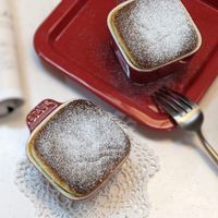 可能是蛋糕、舒芙蕾和文字的圖像