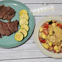可能是肉排、北非小米飯和文字的圖像