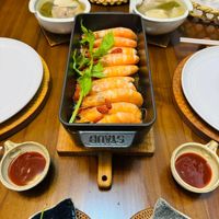 可能是生魚片、壽司、煙燻鮭魚、火鍋和文字的圖像