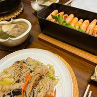 可能是壽司、拉麵、生魚片、火鍋和麵的圖像