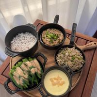 可能是火鍋、豆腐、拉麵和文字的圖像
