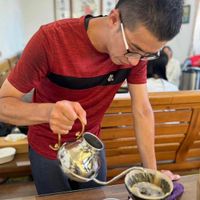 可能是 1 人、咖啡機、咖啡杯和泡茶器的圖像