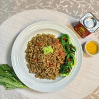 可能是綠葉甘藍、莙薘菜、北非小米飯、炒飯、印度香料飯和文字的圖像