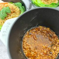 可能是炒麵、拉麵、麵、義大利麵和文字的圖像