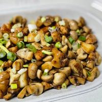 可能是義大利麵和豆煮玉米的圖像