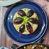 可能是豆腐、北非小米飯、香菇、肉排、燉小牛膝和炒飯的圖像