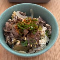 可能是水波蛋、生魚片和壽司的圖像