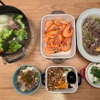 可能是麵、拉麵、火鍋和文字的圖像