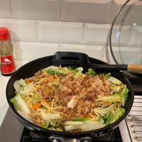 可能是麵、拉麵、炒麵和文字的圖像