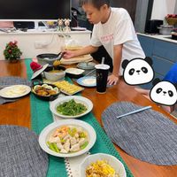 可能是 1 人、義大利麵、壽司、炒麵、炒飯和文字的圖像