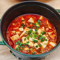 可能是火鍋、豆腐和文字的圖像