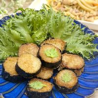 可能是香菇、炒麵、豆腐、炸丸子、紫蘇和文字的圖像