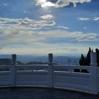 可能是寺廟和雲的圖像