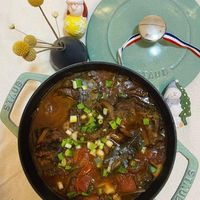 可能是燉小牛膝、火鍋和顯示的文字是「 STAUB B PAUD AUB AVIS 」的圖像