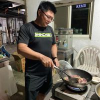 可能是 1 人和豆腐的圖像