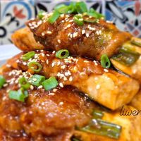 可能是豆腐、燉小牛膝和文字的圖像