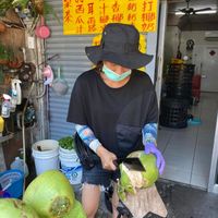 可能是 1 人、椰子、帽子和文字的圖像