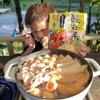 可能是 2 個人、火鍋、起司火鍋和文字的圖像