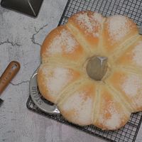 可能是戚風蛋糕、肉桂捲、巴布卡麵包和文字的圖像