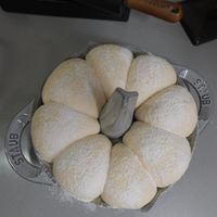 可能是肉桂捲和巴布卡麵包的圖像