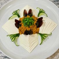 可能是生魚片、豆腐和壽司的圖像