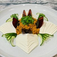 可能是壽司、豆腐、魚卵和生魚片的圖像