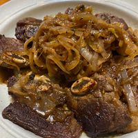 可能是肉排和燉小牛膝的圖像