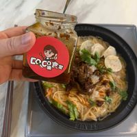 可能是炒麵、拉麵、麵、香菇和文字的圖像