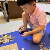 可能是 1 人、兒童玩具、錢和文字的圖像