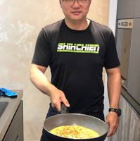 可能是 1 人、鬆餅機、歐姆蛋和文字的圖像