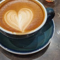 可能是咖啡、咖啡杯、紅心和矢車菊的圖像