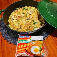 可能是炒飯、炒麵、水波蛋、拉麵、義大利麵和文字的圖像