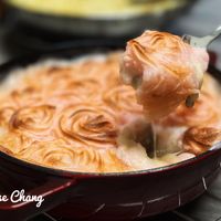 可能是牧羊人派、起司火鍋、肉餡餅和文字的圖像