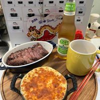 可能是肉餡餅、肉排、牧羊人派和文字的圖像