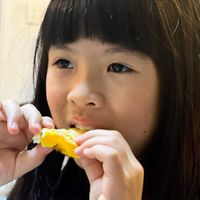可能是 1 人、小孩和蛋黃的圖像