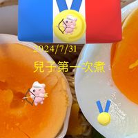 可能是拉麵、蛋黃和文字的圖像