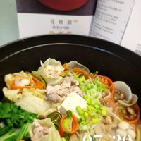可能是麵、拉麵、火鍋、豆腐和文字的圖像