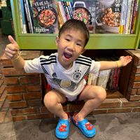 可能是 1 人、小孩和文字的圖像