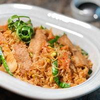 可能是炒飯、炒麵、拉麵、麵和豆腐的圖像